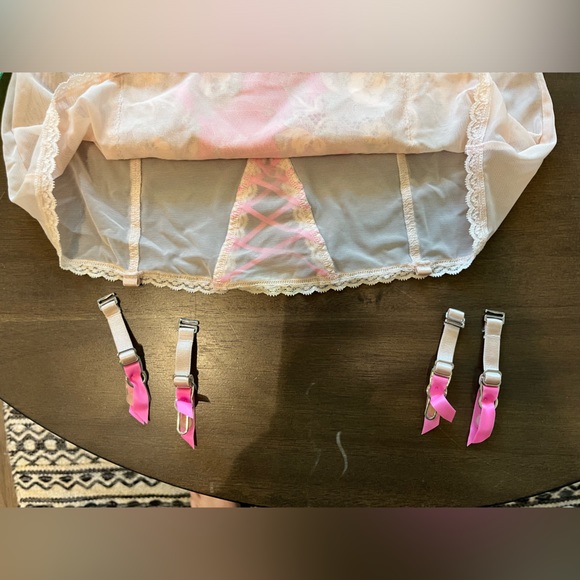 Rare Victoria’s Secret lace babydoll and thong (with removable garter clips) - Picture 12 of 15